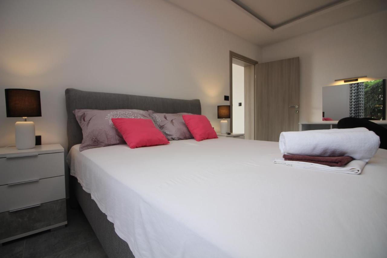 Apartments Toni Primošten Екстериор снимка